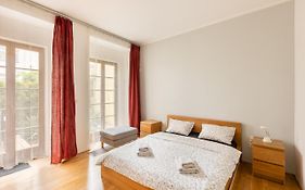 City Centre Garden Apartment With Parking